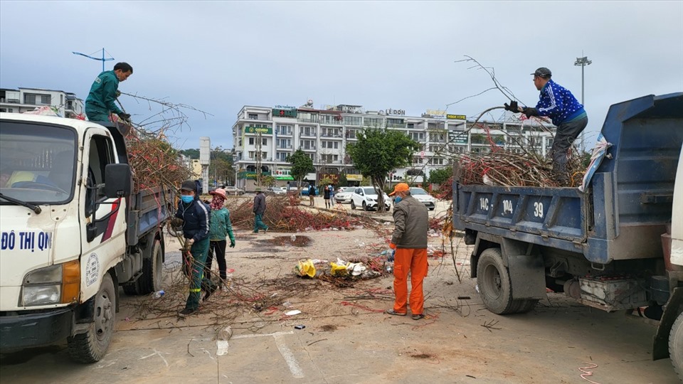 Công nhân Công ty môi trường Hạ Long dọn dẹp để lấy mặt bằng sạch cho nhân dân vui Tết tại Quảng trường 30.10. Ảnh: Nguyễn Hùng