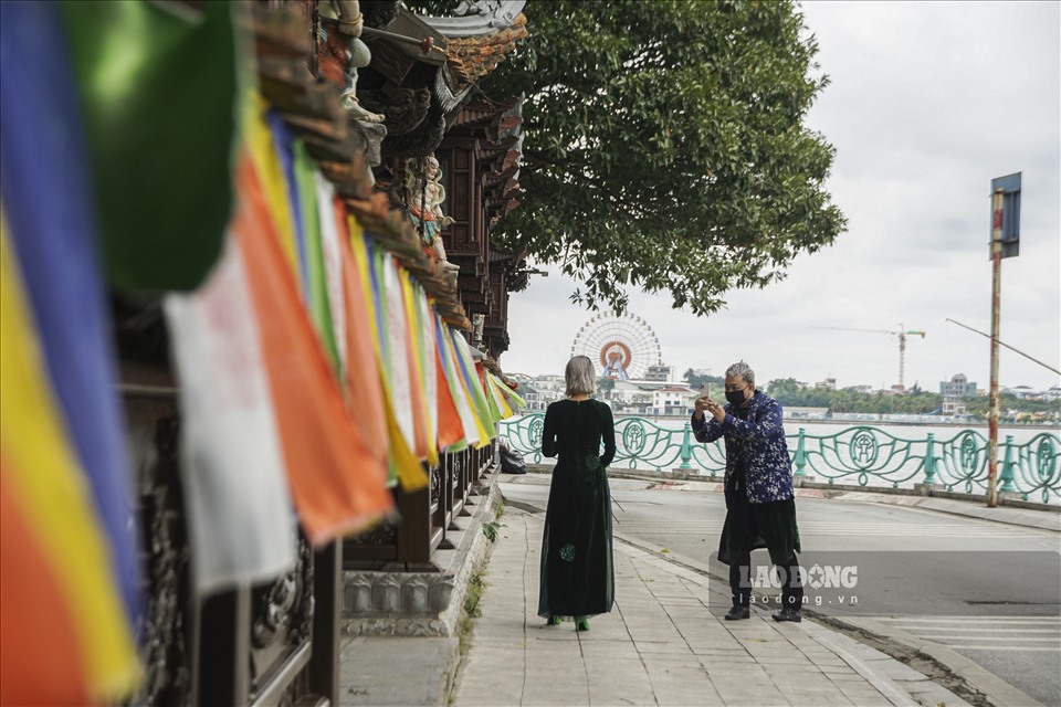 Trời lạnh tê người nhưng nhiều người dân Thủ đô vẫn diện áo dài, chụp ảnh lưu niệm ngày cuối năm cùng người thân.
