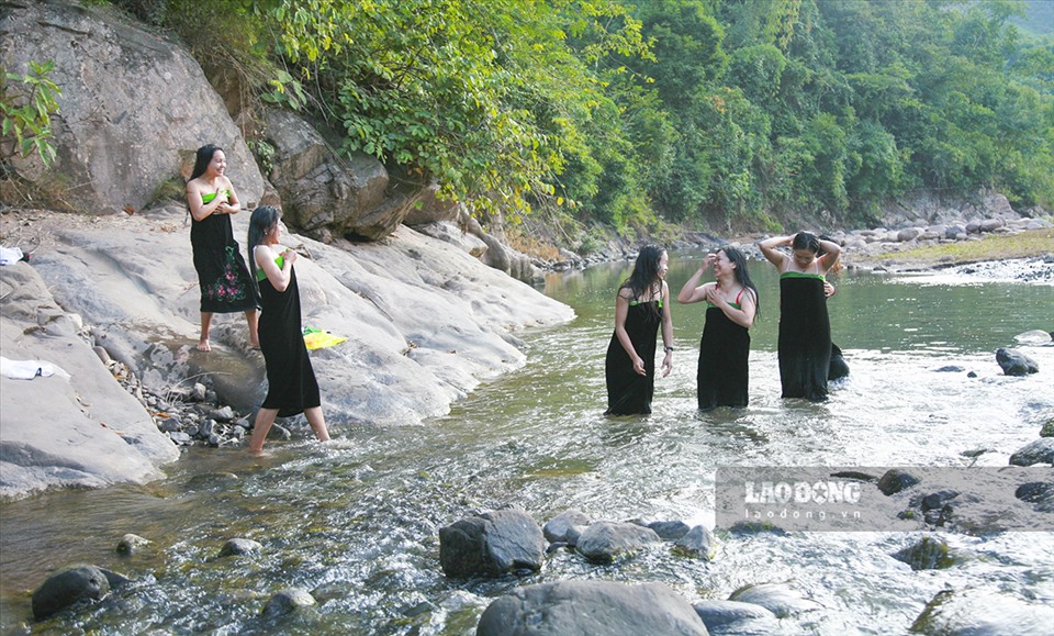 Bắt đầu từ trưa 30 tết Nguyên đán hằng năm, già trẻ, trai gái lại cùng nhau ra dòng suối Nậm Bai để thực hiện nghi thức gội đầu.