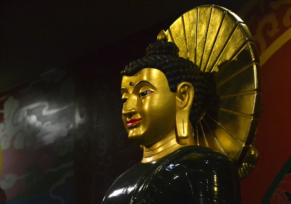 Nét mặt thiền định chứa đựng nhiều ý nghĩa thâm sâu của tượng Phật Ngọc trên đỉnh Núi Sam. Ảnh: LT
