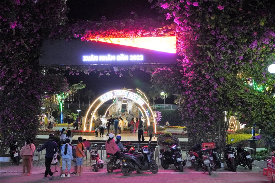 Chỉ khoảng hơn 7h, công viên Bờ Hồ huyện Xuyên Mộc, tỉnh Bà Rịa - Vũng Tàu đã có nhiều người dân, phương tiện ghé vui chơi. Ảnh: T.A