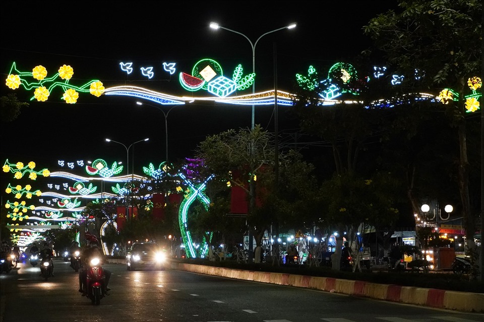 Trang trí đèn trên đường phố huyện Xuyên Mộc. Nhiều địa phương trên địa bàn tỉnh Bà Rịa - Vũng Tàu đã chỉnh trang đô thị, trang trí và tạo dựng các phối cảnh để người dân, du khách vui xuân trong kỳ nghỉ Tết Nguyên Đán.