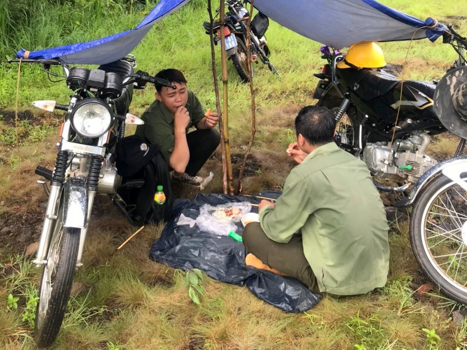 Lực lượng quản lý bảo vệ rừng của Công ty TNHH MTV Đại Thành ăn tết ở trong rừng. Ảnh: Phan Bá Nhã