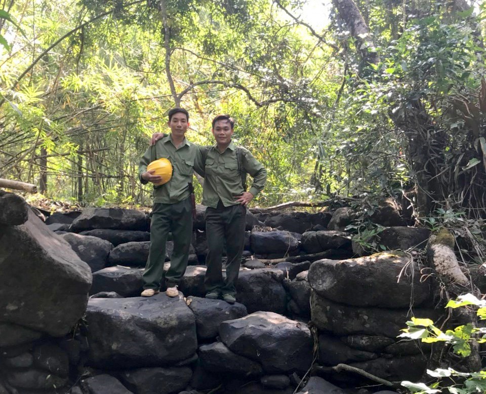 Cán bộ quản lý bảo vệ rừng Công ty TNHH MTV Đại Thành động viên nhau cùng vượt qua khó khăn, bảo vệ màu xanh cho đại ngàn Tây Nguyên. Ảnh: Phan Bá Nhã