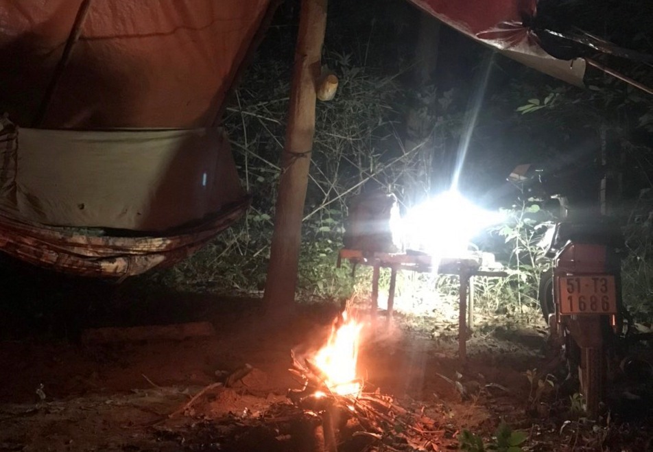 Lán trại các cán bộ quản lý bảo vệ rừng của Công ty TNHH MTV Đại Thành dựng để ở trong đêm giao thừa. Ảnh: Phan Bá Nhã