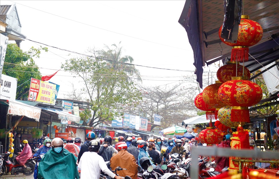 Nhiều người dân lựa chọn đi chợ Tết, mua sắm, sửa soạn từ sớm, bắt đầu từ những ngày 27, 28 âm lịch để tránh sự đông đúc. Ngày hôm nay trời Lệ Thủy trở lạnh và có mưa, khiến cho khung cảnh chợ chiều 29 Tết năm nay cũng đìu hiu hơn so với mọi năm. Ảnh: H.L