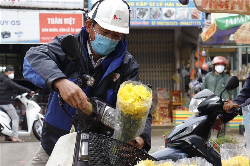 Anh Nguyễn Long (thị trấn Kiến Giang, huyện Lệ Thủy, tỉnh Quảng Bình) cho biết, anh vừa thăm họ hàng về nên tranh thủ ghé vào chợ quê mua ít đồ để chuẩn bị cho đêm giao thừa. “dù trời lạnh và mưa, nhưng mà không khí của chợ quê những ngày cuối năm luôn là vậy, rất náo nhiệt và ấm cúng. Tết chưa tới nhưng chỉ cần đến chợ quê những ngày này thì cũng đã cảm nhận được phần nào không khí của Tết rồi”, anh Long chia sẻ. Ảnh: H.L