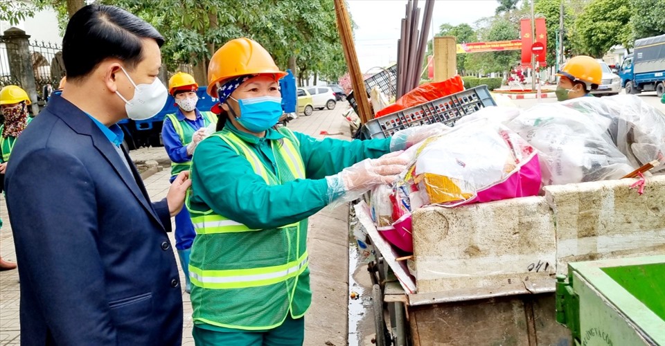 Ông Phạm Việt Dũng - Chủ tịch LĐLĐ tỉnh Thái Nguyên động viên công nhân vệ sinh môi trường làm việc chiều 30 Tết. Ảnh: Xuân Hảo