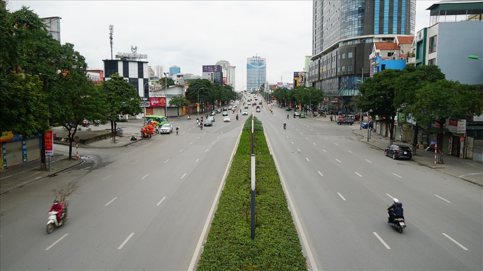 Trái ngược với không khí tại hồ Hoàn Kiếm, hầu hết các con phố còn lại của Thủ đô đều vắng vẻ, yên ắng.