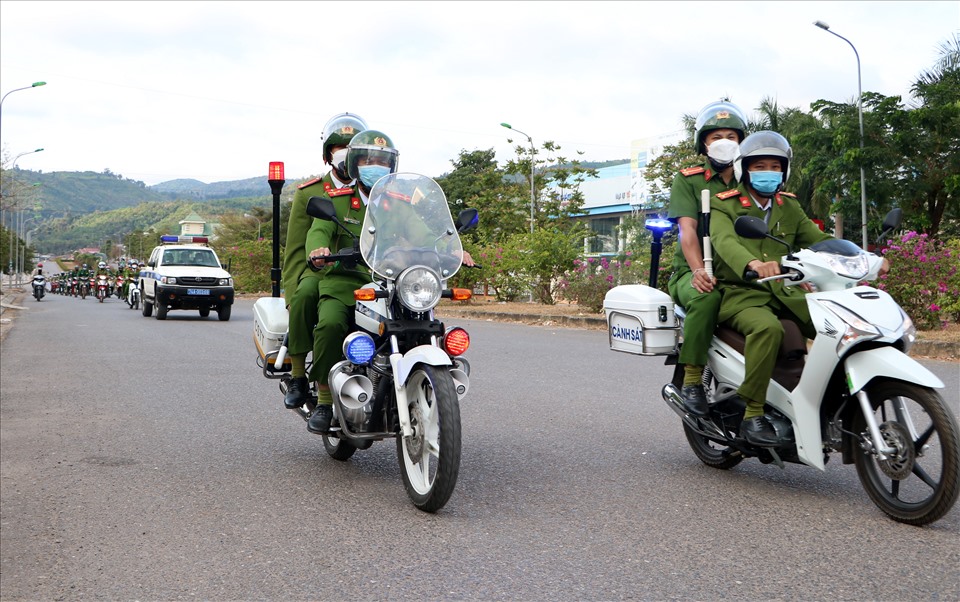 Biểu dương lực lượng để phòng, chống pháo nổ ở thị trấn Lao Bảo. Ảnh: Hưng Thơ.
