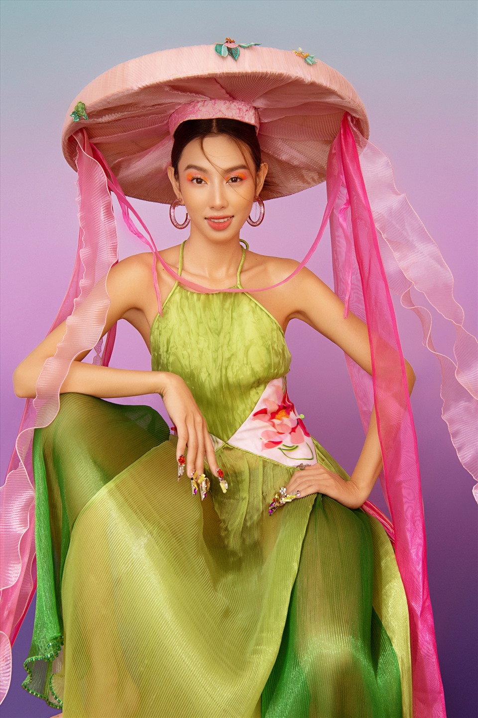 Bộ ảnh Tết lần này của Hoa hậu Thùy Tiên được hòa sắc bởi những gam màu mang đầy sự tươi mới. Loạt trang phục có tông màu chủ đạo là hồng, xanh, đỏ và vàng đã làm bật lên vẻ đẹp của một “nàng xuân” đằm thắm. Tất cả váy áo đều được lấy cảm hứng từ những nét văn hóa đặc trưng trong trang phục của người Việt Nam.