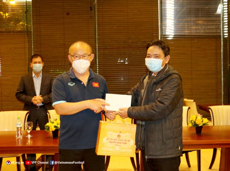 Thứ trưởng Hoàng Đạo Cương trao quà tết của Chủ tịch nước Nguyễn Xuân Phúc cho huấn luyện viên Park Hang-seo. Ảnh: VFF