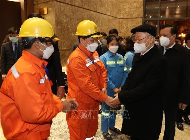 Tổng Bí thư Nguyễn Phú Trọng thăm hỏi, chúc Tết công nhân ngành điện.