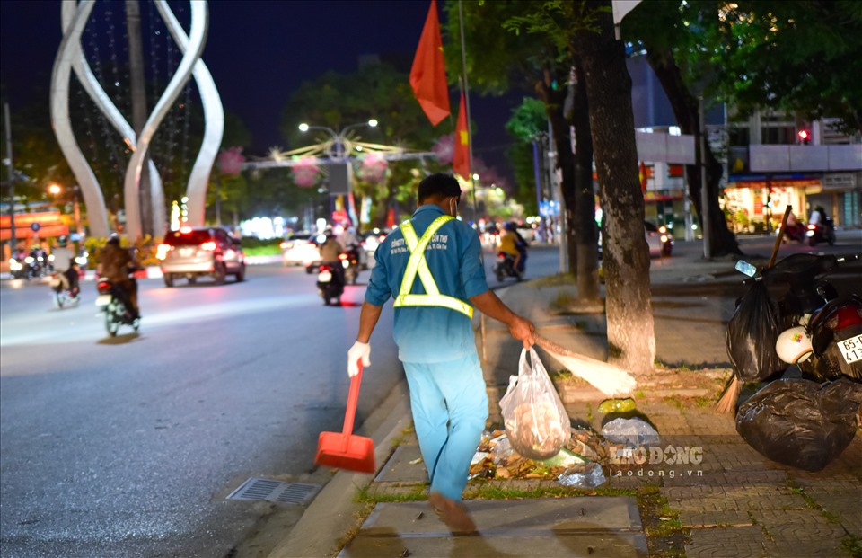 23 giờ đêm Giao thừa, các công nhân vệ sinh bắt đầu cao điểm dọn dẹp làm đẹp đường phố chuẩn bị đón năm mới.