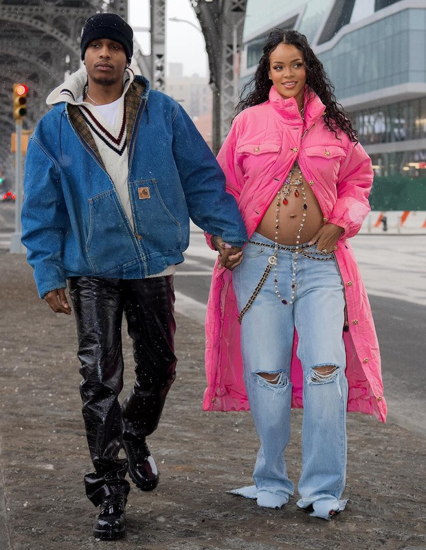 Rihanna và bạn trai dạo phố với bộ trang phục khoe bụng bầu đầy cá tính. Ảnh: Xinhua