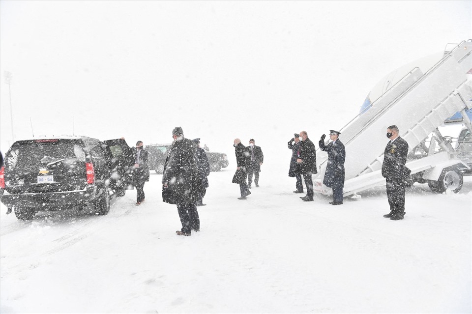 Air Force One hạ cánh trong bão tuyết. Ảnh: AFP