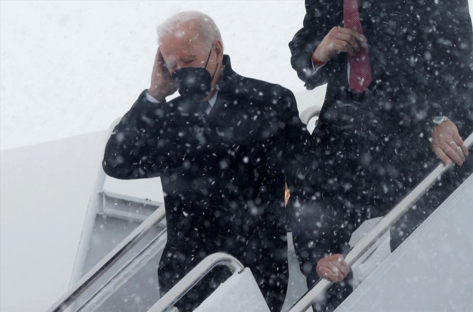 Tổng thống Biden xuống cầu thang máy bay. Ảnh: AFP