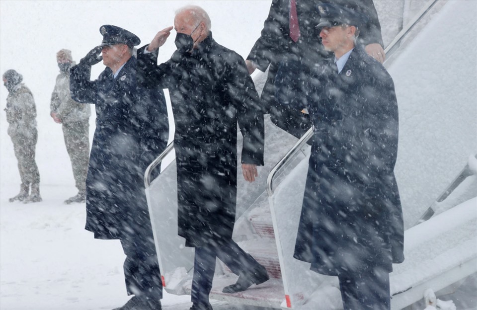 Sau hơn nửa tiếng, Tổng thống Biden mới rời khỏi máy bay. Ảnh: AFP