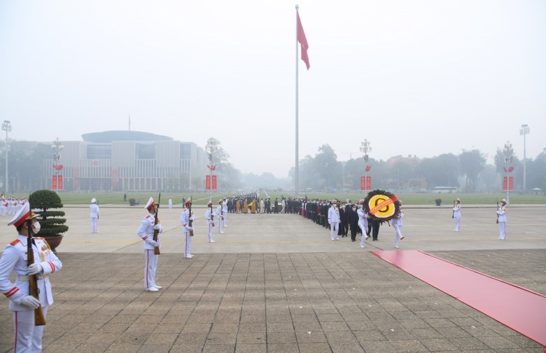 Các vị đại biểu Quốc hội vào Lăng viếng Chủ tịch Hồ Chí Minh trước khai mạc Kỳ họp bất thường lần thứ nhất, Quốc hội khóa XV. Kỳ họp bất thường lần thứ nhất, Quốc hội khoá XV diễn ra từ 4 - 11.1.2022.