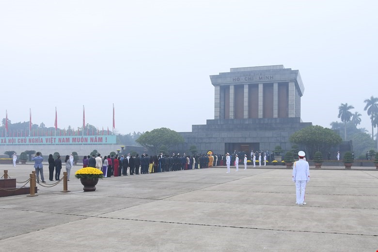 Các vị đại biểu Quốc hội vào Lăng viếng Chủ tịch Hồ Chí Minh trước khai mạc Kỳ họp bất thường lần thứ nhất, Quốc hội khóa XV. Kỳ họp bất thường lần thứ nhất, Quốc hội khoá XV diễn ra từ 4 - 11.1.2022.
