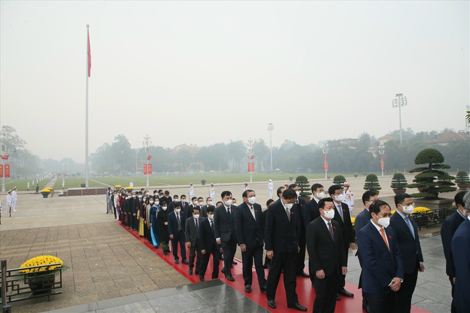 Hình ảnh các đại biểu vào Lăng viếng Chủ tịch Hồ Chí Minh.