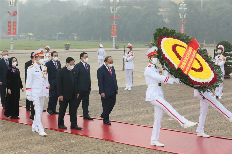 Lãnh đạo Đảng, Nhà nước và các đại biểu Quốc hội vào Lăng viếng Chủ tịch Hồ Chí Minh. Vòng hoa của đoàn viếng mang dòng chữ “Đời đời nhớ ơn Chủ tịch Hồ Chí Minh vĩ đại“.