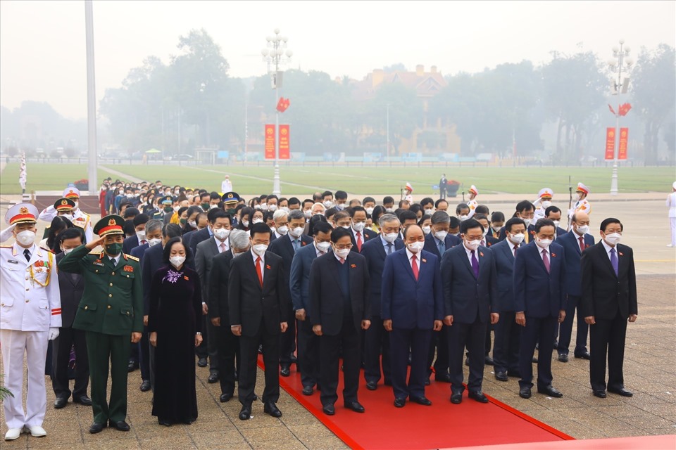 Lãnh đạo Đảng, Nhà nước và các đại biểu Quốc hội tưởng niệm Chủ tịch Hồ Chí Minh