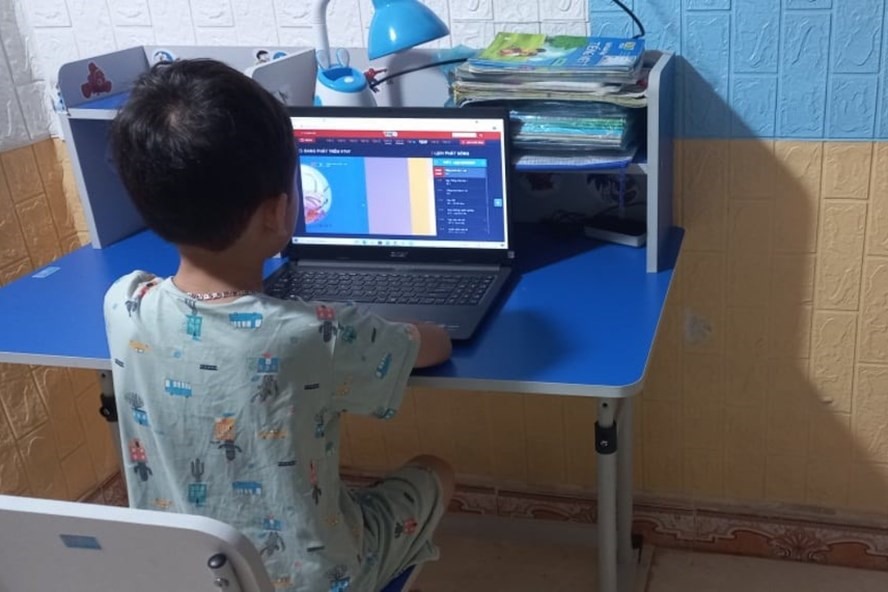 Học sinh lớp 1 tại Hà Nội sẽ làm bài kiểm tra trực tuyến. Ảnh: Tường Vân.