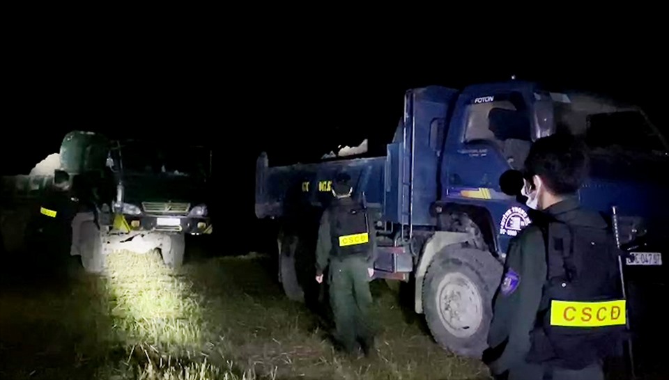 Lực lượng chống buôn lậu tỉnh An Giang tiến hành kiểm tra điểm khai thác khoáng sản trong đêm. Ảnh: VT