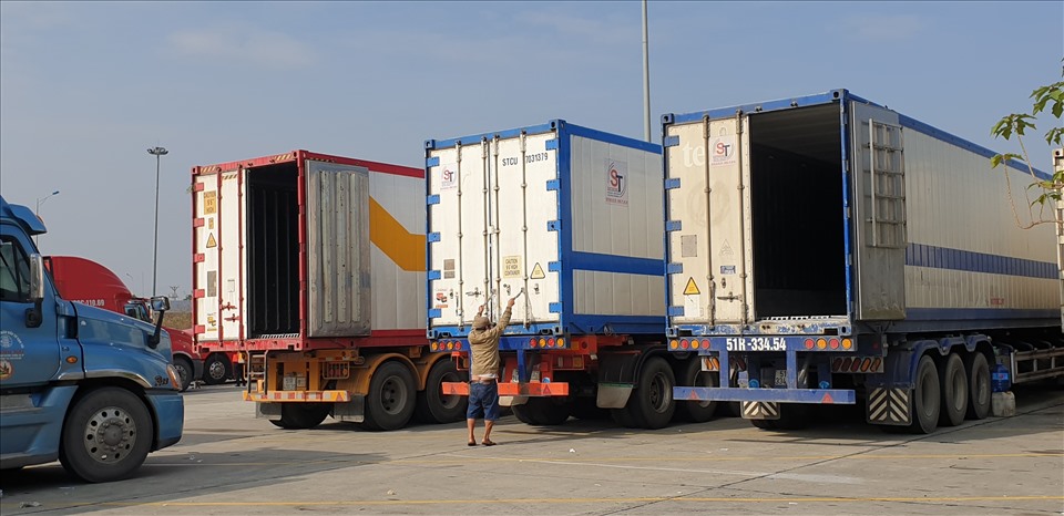 Hàng chục xe container đang nằm chờ ở Trạm dừng nghỉ V77 trên cao tốc Hà Nội - Hải Phòng để lấy hàng vào miền Nam. Ảnh: Nguyễn Hùng