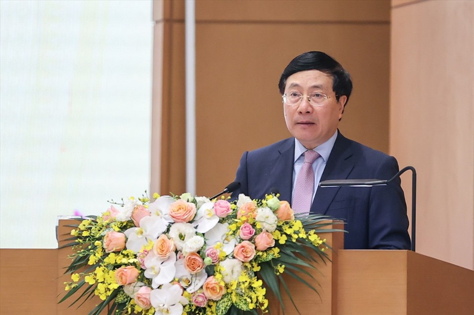 Phó Thủ tướng Thường trực Chính phủ Phạm Bình Minh trình bày báo cáo tại hội nghị. Ảnh: Hải Nguyễn