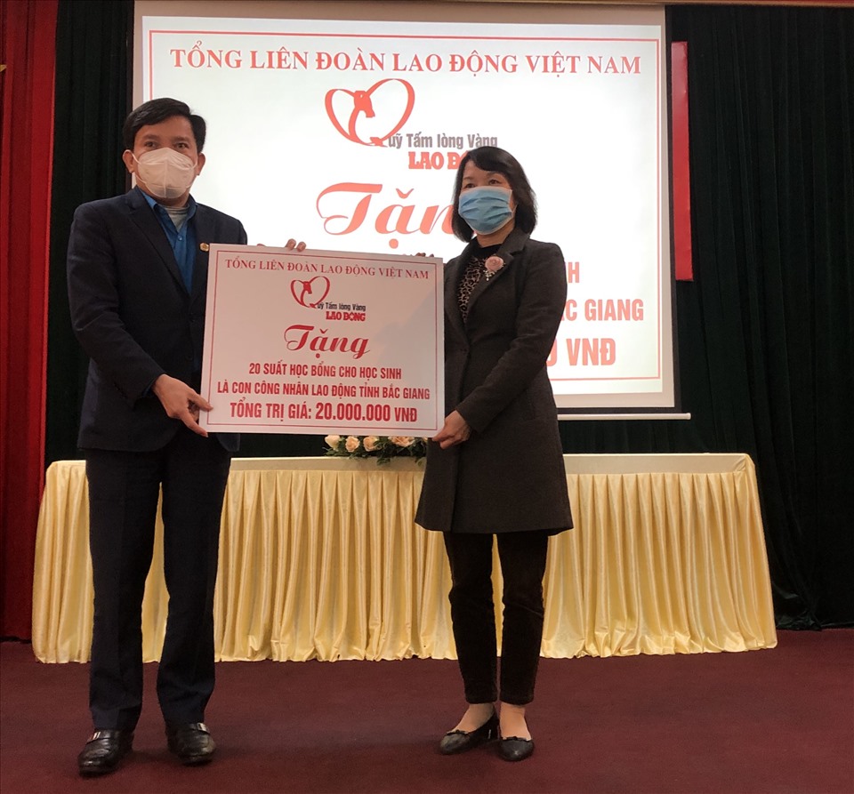 Ông Nguyễn Xuân Hùng - Uỷ viên Đoàn Chủ tịch, Chánh văn phòng Tổng Liên đoàn Lao động Việt Nam trao