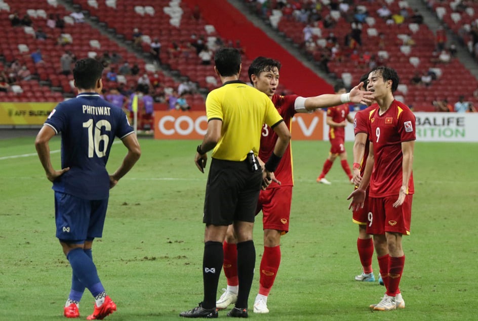 Quế Ngọc Hải không thể thủ lĩnh được hàng thủ trong trận thua 0-2 ở lượt đi trước tuyển Thái Lan tại bán kết AFF Cup 2020. Ảnh: VFF