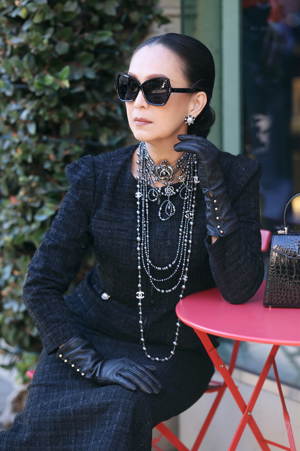 “Nữ hoàng ảnh lịch” Diễm My sang trọng trong bộ đầm đen của nhà thiết kế Đỗ Mạnh Cường. Ảnh: Vinh Phan