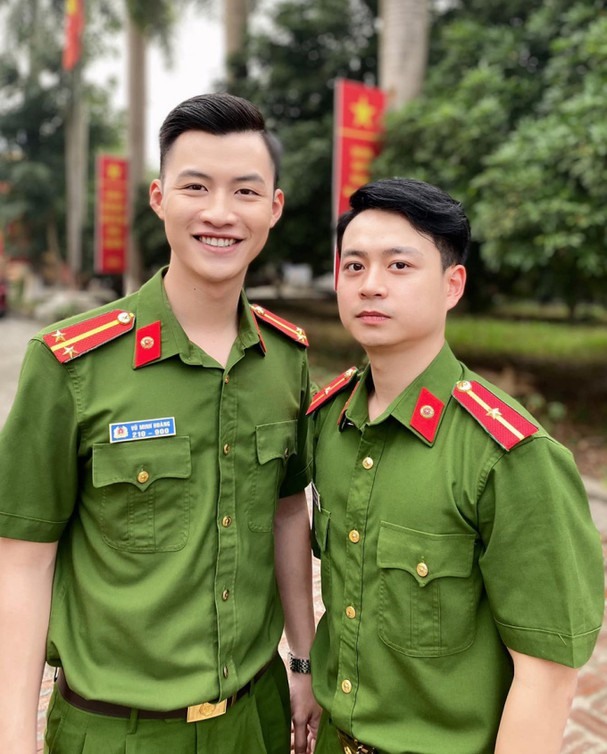 Diễn viên Hoàng Dương (phải) và diễn viên Lưu Duy Khánh trên trường quay phim “Phố trong làng“. Ảnh: FB Lưu Duy Khánh