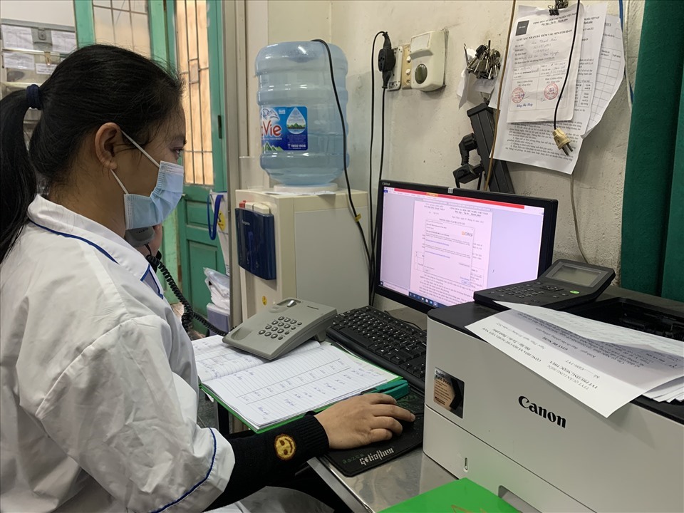 Nhân viên y tế phường Ngọc Thuỵ giải thích cho người dân về phân loại F1