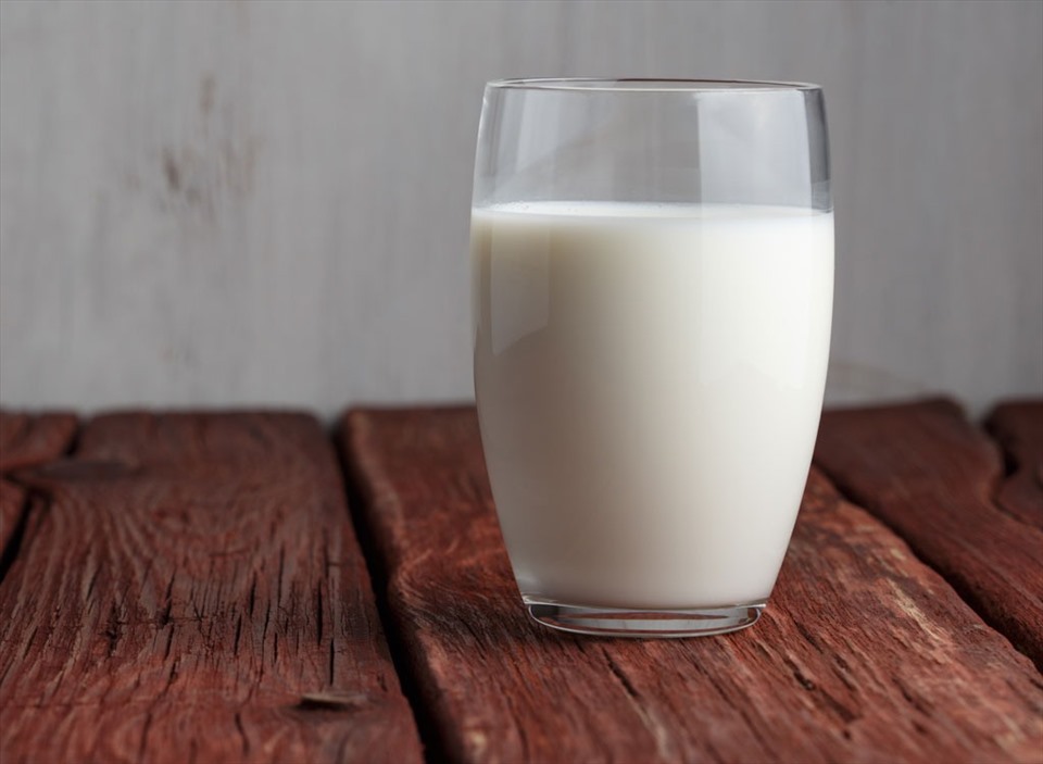 2. Sữa: Sữa có thể làm đặc chất nhầy tạm thời, khiến các chất gây dị ứng có hại ở lại trong cơ thể bạn lâu hơn. Ngoài ra, các loại sữa nguyên kem cũng được chứng minh là có khả năng kích thích sản xuất chất nhờn, kéo dài cảm giác khó chịu của bạn. Nguồn: Eat This Not That.