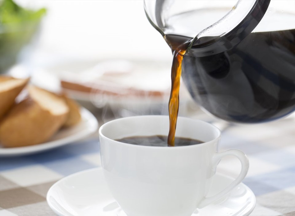 4. Cà phê: Theo chuyên gia, cà phê khiến cơ thể mất nước và làm tình trạng đau mỏi cơ trở nên trầm trọng. Nguyên nhân là caffeine trong cà phê là một chất lợi tiểu, nó sẽ khiến bạn đi tiểu nhiều. Nguồn: Eat This Not That.