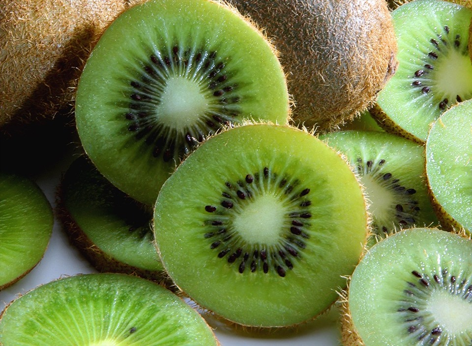 2. Kiwi: Kiwi, đặc biệt là kiwi vàng giúp tăng cường đáng kể nồng độ của các tế bào hồng cầu, vì thế giúp tăng cường hệ miễn dịch. Nghiên cứu của Tạp chí Dinh dưỡng Anh cho thấy những người ăn 4 quả kiwi 1 ngày hết đau họng sớm hơn 3 ngày so với những người ăn chuối. Nguồn: Eat This Not That.