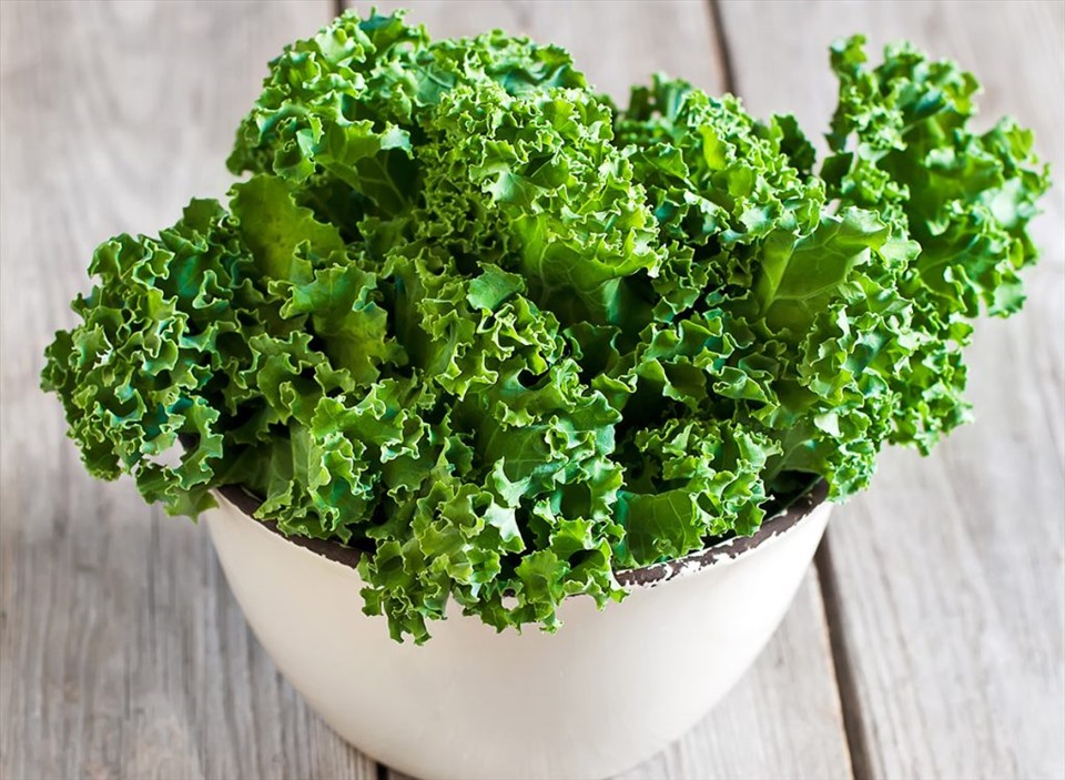 4. Cải xoăn: Cải xoăn hay cải Kale chứa quercetin, một chất được cho là có đặc tính kháng vi-rút. Vì vậy, đây là một trong những thực phẩm tốt nhất cho chứng cảm lạnh của bạn. Nguồn: Eat This Not That.