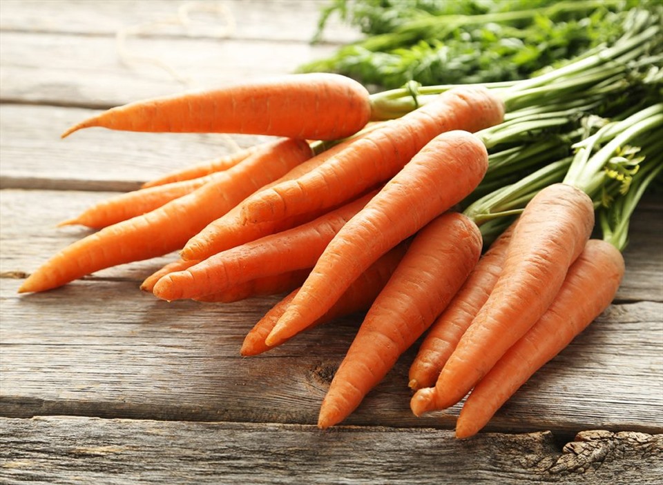 6. Cà rốt: Cà rốt không chỉ có tác dụng tốt cho mắt mà còn tăng cường chức năng miễn dịch. Cách tốt nhất để hấp thụ dinh dưỡng từ cà rốt là ăn sống, song bạn cũng có thể thêm chúng vào các món ăn thông thường. Nguồn: Eat This Not That.