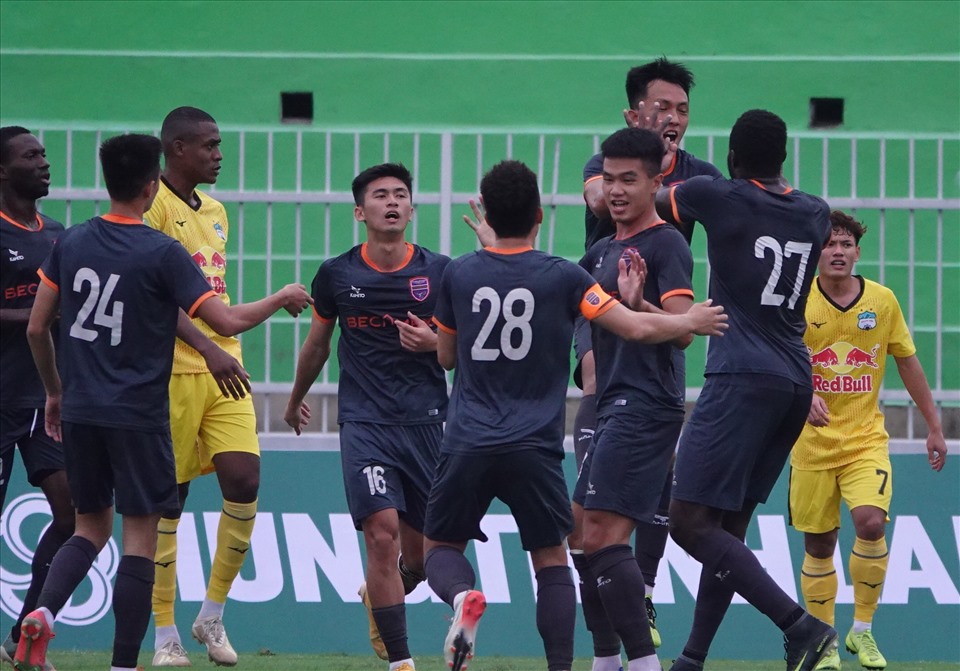 Bình Dương dẫn trước 1-0 nhờ cú đánh đầu của Nguyễn Thanh Thảo ở phút 14. Hậu vệ cánh trái này dứt điểm đánh bại Huỳnh Tuấn Linh sau cú đá phạt của Tô Văn Vũ.