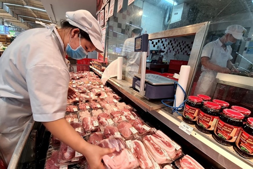 Giá thịt lợn bán lẻ tại các chợ ở mức cao tác động không tốt tới giá lợn hơi. Ảnh: Vũ Long