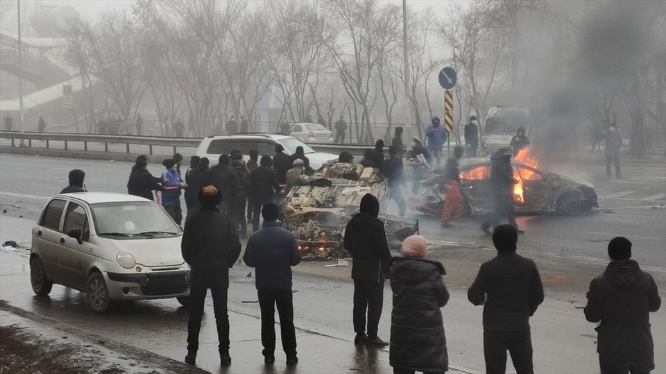 Người biểu tình đốt xe cộ ở Almaty, Kazakhstan, ngày 5.1.2022. Ảnh: AFP/Getty