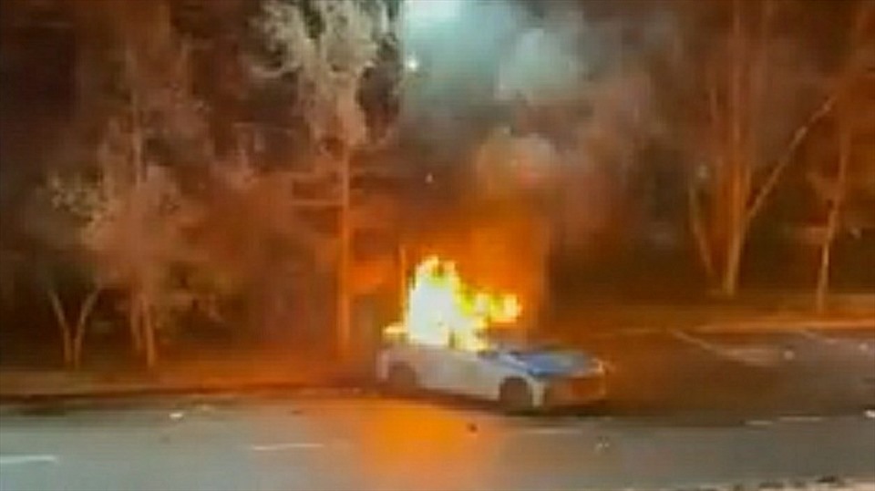 Xe cộ bị đốt cháy trong các vụ bạo loạn ở Kazakhstan. Ảnh: Twitter