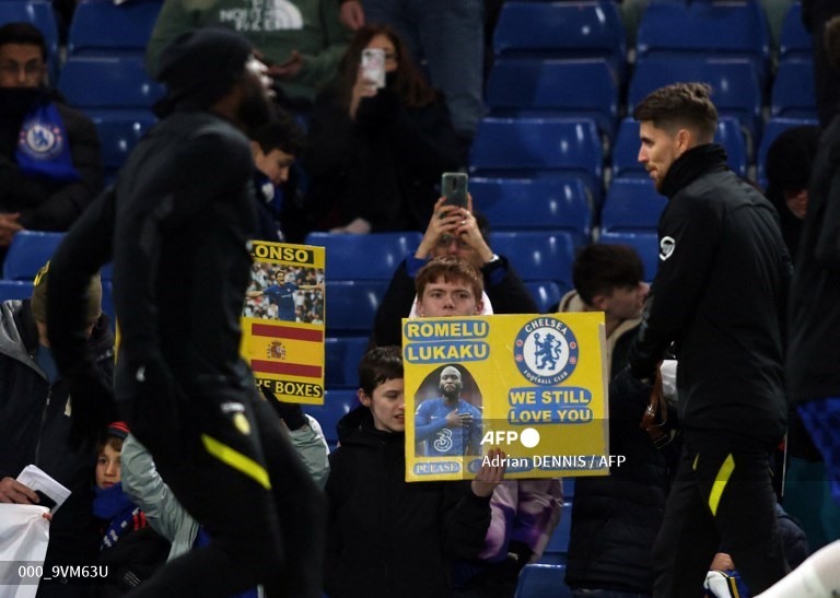 Chelsea đón tiếp Tottenham ở trận lượt đi bán kết League Cup mùa giải 2021-22. Sau khi gửi lời xin lỗi đến câu lạc bộ và người hâm mộ, tiền đạo Romelu Lukaku được xếp vào đội hình xuất phát. Các cổ động viên của Chelsea vẫn dành nhiều tình cảm cho tiền đạo người Bỉ.