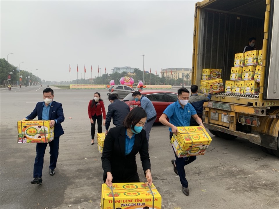 Cán bộ công đoàn tỉnh Hưng Yên vận chuyển thanh long từ xe container để phân phối cho các đơn vị. Ảnh: Thu Nguyệt