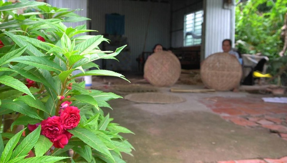 Cái tết năm nay sẽ đầm ấm hơn với những người sống bằng nghề truyền thống đan đát ở xã Minh Hòa khi các mặt hàng làm ra bán rất chạy. Ảnh: PV