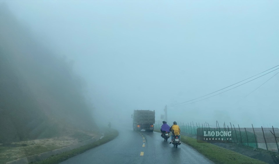 Sương mù trên đèo Khau Phạ xuất hiện quanh năm nên các phương tiện khi tham gia giao thông qua đây thường xuyên cần lưu ý đến tốc độ, đèn xe và kiểm tra xe kĩ lưỡng.