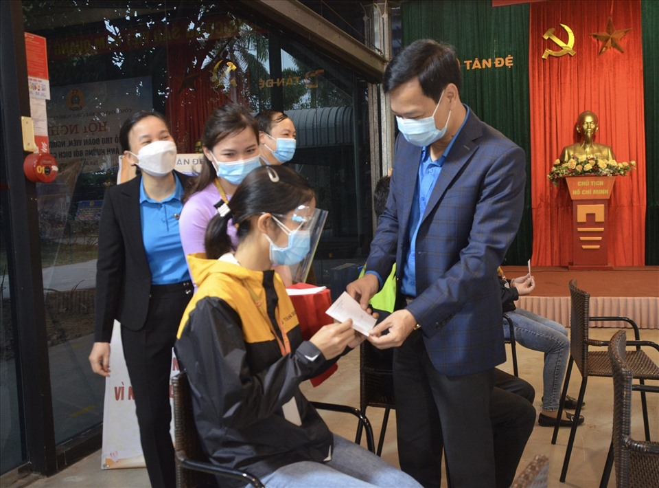 Phó Chủ tịch Thường trực LĐLĐ tỉnh Thái Bình - Nguyễn Thái Dương trao quà, động viên đoàn viên, người lao động bị ảnh hưởng của COVD-19 tại Công ty Tân Đệ. Ảnh: B.M